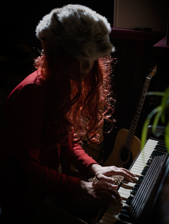 Photo of Itchy Valentine playing the keyboard